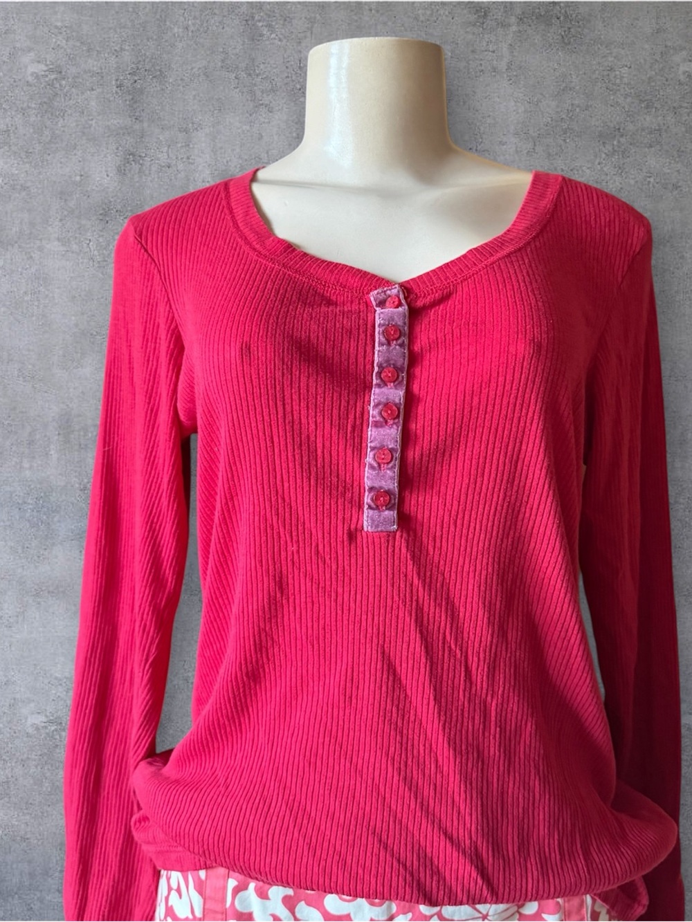 Distressed 90s boyfriend Women's Long-Sleeve Ribbed Henley Top - red